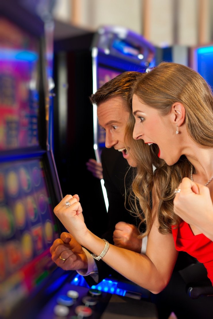 Dealer membagikan kartu di meja Live Blackjack